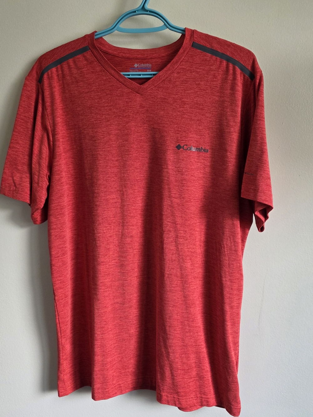 Columbia Men's Size M Burnt Orange V-Neck Performance Tshirt